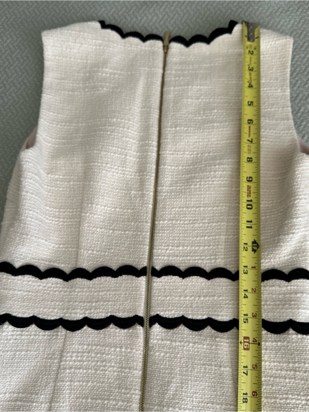 Kate Spade New York Cream
Black Scallop Trim Tweed A-Line
Dress Size 4 EUC - Picture 10 of 16